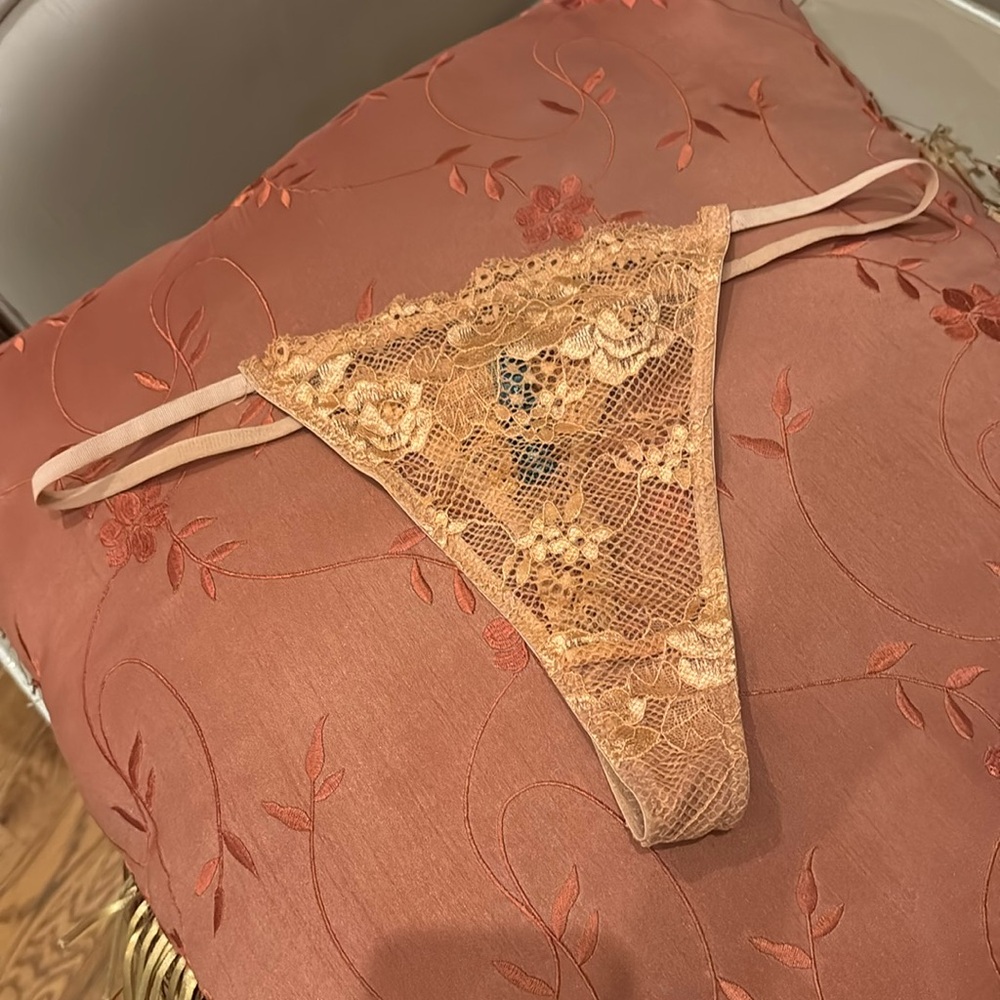 Out from under floral lace embroidered thong sz.M